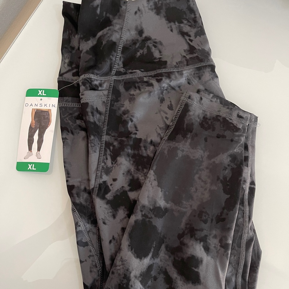 New Danskin Ladies' High Rise Tight with Pockets    (XL)